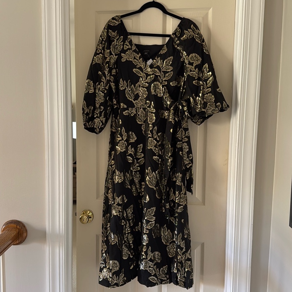 Ann Taylor black and gold floral wrap dress
NWT size 8